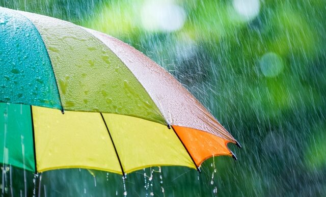 傘に当たる雨